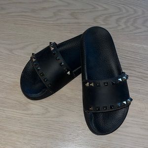 VALENTINO black rubber pool slides rockstud sz 6